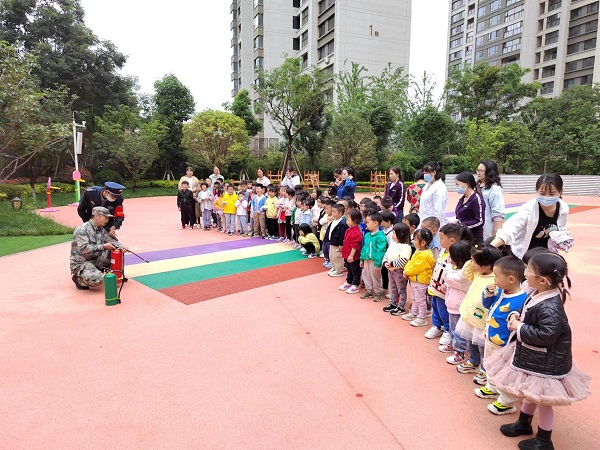 云南保全聯(lián)合官渡區(qū)翡翠幼兒園  開展校園地震自救、反恐、防暴、消防逃生技能培訓(xùn)及演練